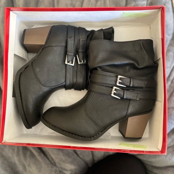Super Cute Black Buckle Boots 7M - Picture 3 of 3